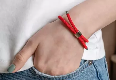 El uso de una pulsera roja en la muñeca es una práctica común en diversas culturas. Pero ¿para qué sirve? Aquí te lo explicamos.