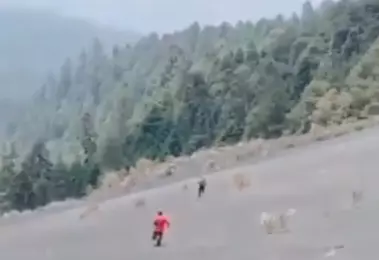Cuatro hombres y un perro salieron huyendo de las inmediaciones del volcán Popocatépetl luego de que este emitiera un fuerte estruendo.