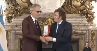 A pesar de señalar que tenía “la voz destruida” luego de ofrecer dos conciertos, el tenor interpretó en el piano el famoso tango Por una cabeza, de Carlos Gardel, y más tarde cantó Bésame mucho, de la compositora mexicana Consuelo Velázquez.