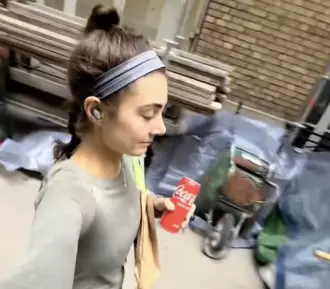 En las imágenes se la ve abrir un total de siete puertas, algunas de ellas pesadas o con sistemas de seguridad poco prácticos. 