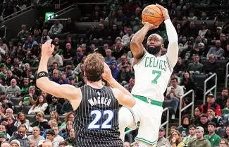 Los Celtics vencieron al diezmado Magic de Orlando la noche del domingo
