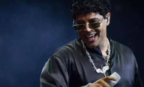 El vocalista Eduin Caz consultó si podía interpretar el corrido titulado 