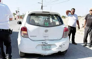 Tras el impacto, ambos vehículos resultaron con daños en la carrocería