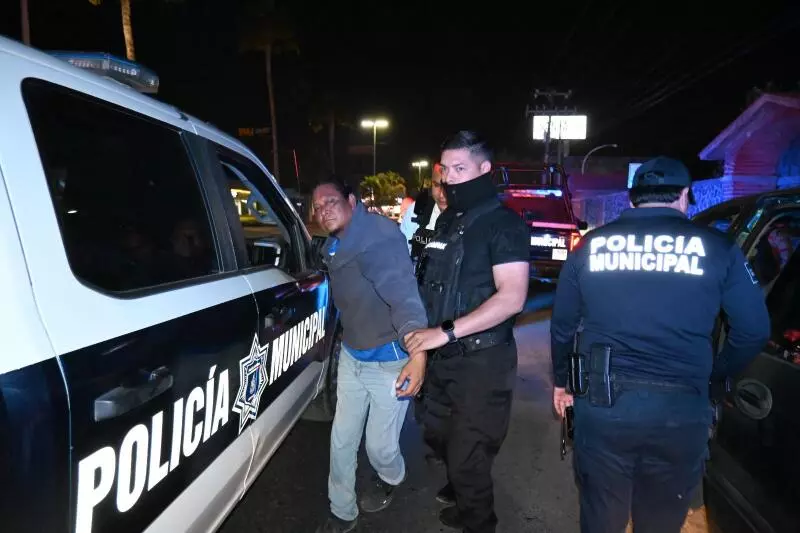 Según reportaron los oficiales, al llegar al cruce mencionado el conductor realizó una maniobra errática y estuvo a punto de impactarse contra la patrulla que circulaba en la zona.