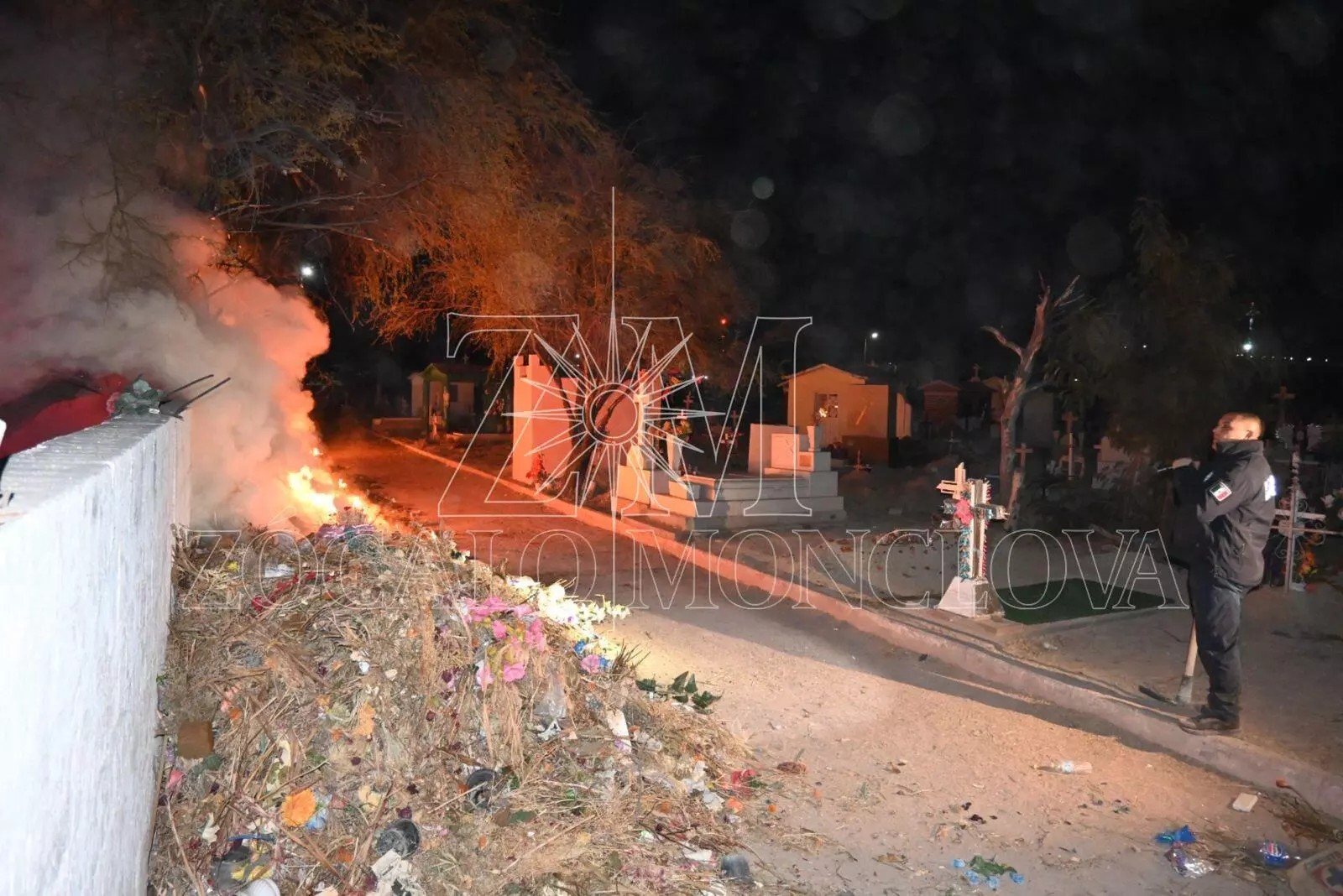 Los primeros en llegar fueron elementos de la Policía Municipal, quienes, ante la urgencia, comenzaron a combatir las llamas con cubetas de plástico