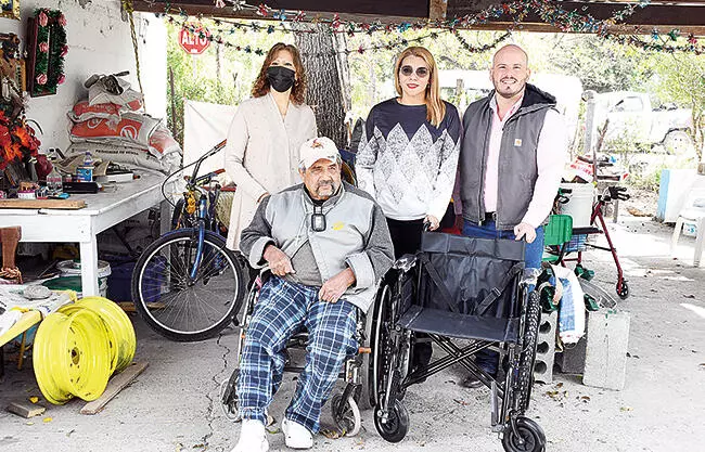 El coordinador regional del DIF Coahuila, Diego Siller Beltrán, realizó la continuación de la entrega de aparatos ortopédicos en la región Centro