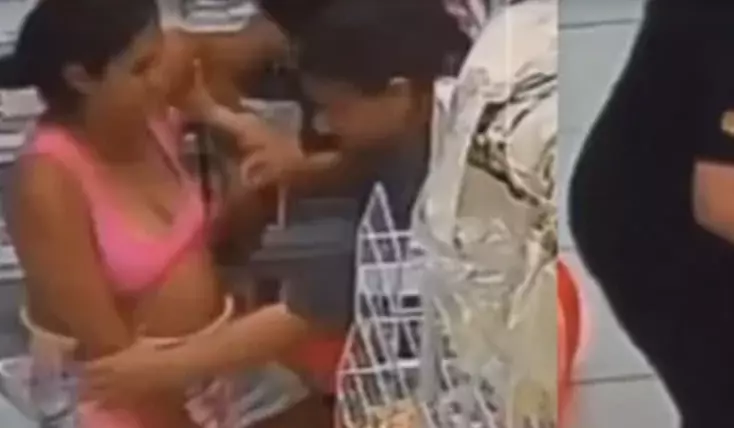 El video del momento en que nace el bebé no tardó en viralizarse y en generar asombro: las empleadas de la tienda no dudaron en convertirse en 