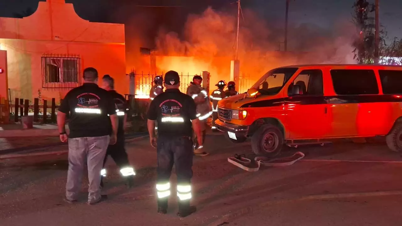Sin embargo, el enfriamiento del área se extendió hasta la 1 de la mañana debido a la gran cantidad de material inflamable.