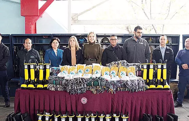 La empresa dona equipo especializado para contribuir al fortalecimiento de los bomberos monclovenses