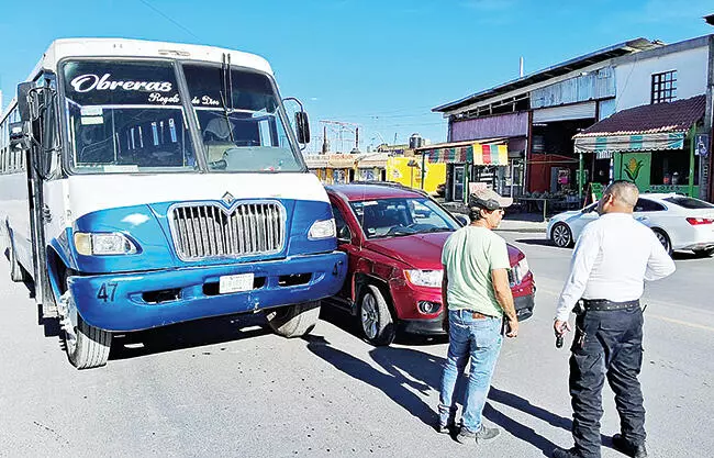 Un chofer de transporte público de la ruta Obreras terminó ocasionando un percance vial mientras llevaba a bordo a por lo menos siete pasajeros.