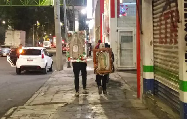 Peregrinos caminan desde Puebla hacia la CDMX para festejar el 12 de diciembre a la Virgen de Guadalupe en la Basílica