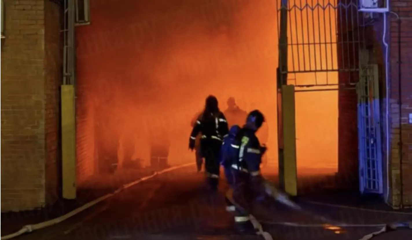 En el lugar trabajan 26 camiones de bomberos y 96 efectivos. 