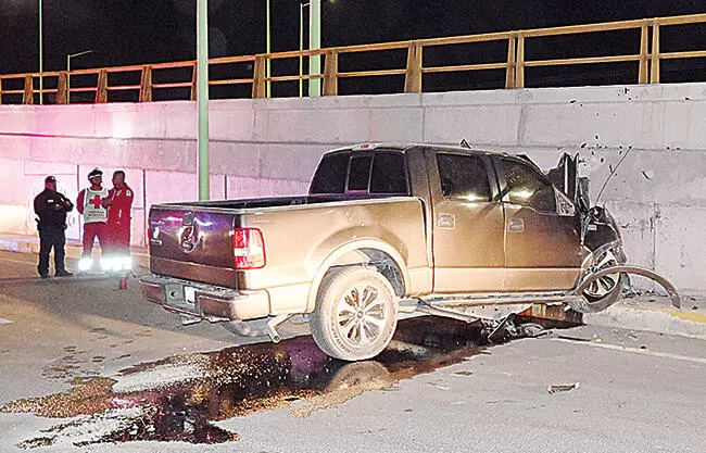 José Ángel Cruz no accionó el pedal del freno y a exceso de velocidad estrelló su Ford Lobo contra la pared de un puente elevado.
