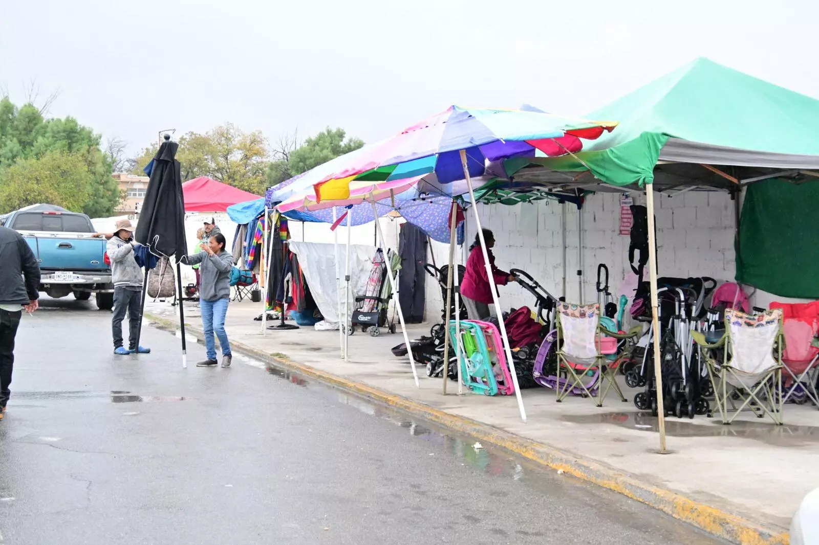 Sin embargo, las lluvias de hoy obligaron a más de la mitad de los comerciantes a retirarse de sus puntos de venta. 