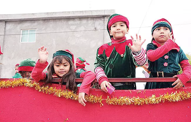 Magia y diversión en desfile navideño de Frontera