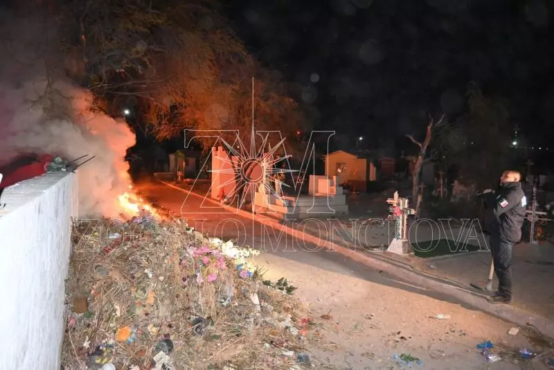Los primeros en llegar fueron elementos de la Policía Municipal, quienes, ante la urgencia, comenzaron a combatir las llamas con cubetas de plástico llenas de agua proporcionadas por los propios vecinos.