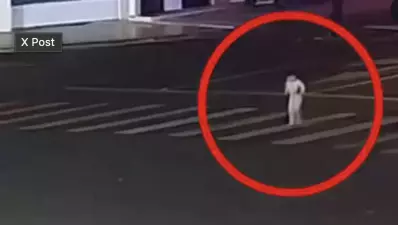 El pequeño había salido de su casa buscando a su mamá, que trabajaba horas extras. Dos automovilistas lo protegieron del frío hasta que llegó la policía.