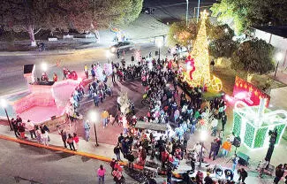 En Plaza Francisco Villa, frente a la rotonda del Árbol de la Vida, iluminan el corazón del Municipio
