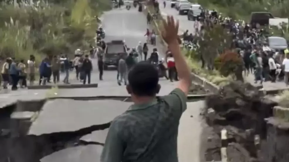 El impactante derrumbe de una carretera fue grabado en VIDEO ante cientos de testigos. Las fuertes lluvias provocaron el impactante colapso de la vía. 