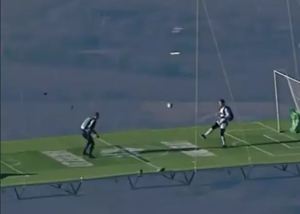 Sergey Boytcov, un youtuber ruso, asegura haber logrado un récord mundial al conseguir subir en globo aeroestático un pequeño campo de fútbol y practicar el deporte a 1,8 km sobre el nivel del mar.  