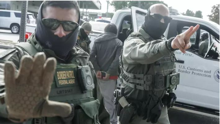 El DHS sostuvo que la operación se enfocará en detener migrantes con historial criminal, al mostrar imágenes de nacionales de México, Honduras, Guatemala, El Salvador, Jordania y Vietnam. 