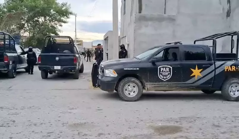 Elementos de corporaciones estatales, federales y municipales ingresaron al inmueble para realizar las diligencias correspondientes, manteniendo un perímetro de seguridad mientras se desarrollaban las labores al interior.