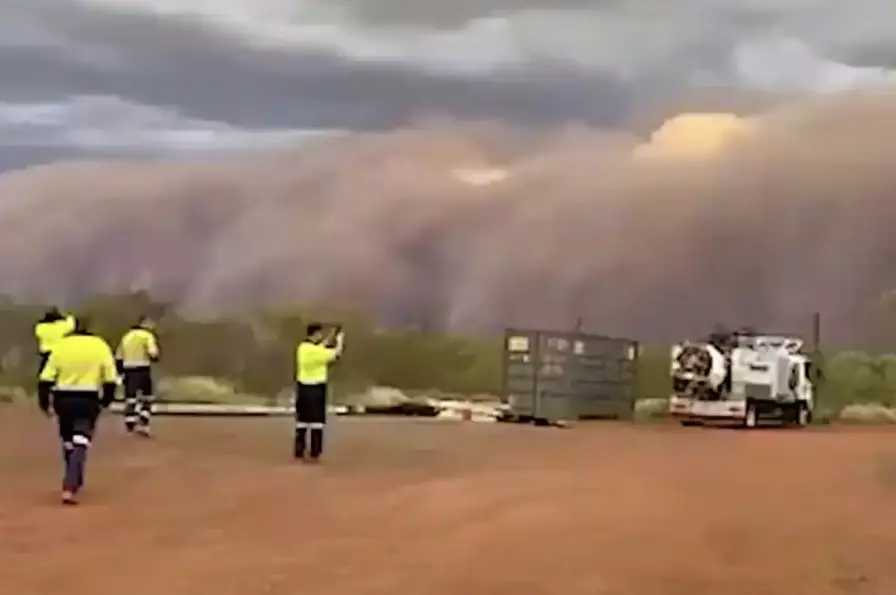 Una enorme tormenta de polvo cubrió el desierto de Tanami, cuando fuertes vientos levantaron un espeso muro de arena que se extendió por kilómetros