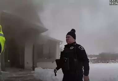 Un ayudante del sheriff del condado de Racine (Wisconsin), rescató a una niña de un incendio en vivienda captado por la cámara corporal; la madre de la menor y el perro de la familia murieron en el siniestro.