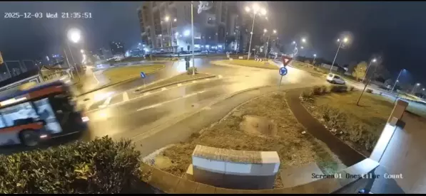 Cámaras captaron el momento en que un auto salió volando en Rumania.