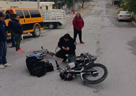 De acuerdo con agentes de Control de Accidentes, el presunto responsable fue el motociclista, cuya identidad se desconoce, ya que tras el choque decidió huir, dejando tirada su motocicleta en el sitio. 