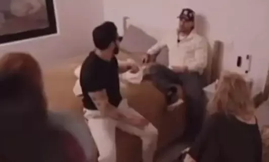 Poncho De Nigris confronta a su madre en La Pijamada Viral, desatando un fuerte conflicto familiar que involucra a Marcela Mistral y se vuelve viral.