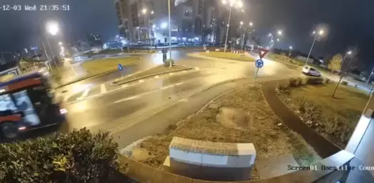 Cámaras captaron el momento en que un auto salió volando en Rumania; el accidente ocurrió el 3 de diciembre a las 9:35 por presunto exceso de veloc