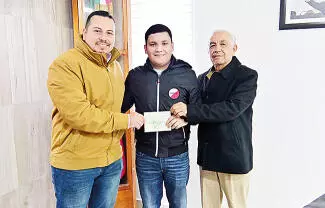 El Ayuntamiento de San Buenaventura inició la entrega de las cartillas militares a jóvenes que hicieron su trámite durante el año en curso.