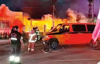 Aunque bomberos y autoridades trabajaron en el sitio hasta aproximadamente la una y media de la madrugada, los vecinos reportan que aún sale humo del inmueble.