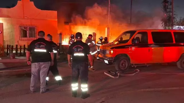 Sin embargo, el enfriamiento del área se extendió hasta la 1 de la mañana debido a la gran cantidad de material inflamable.