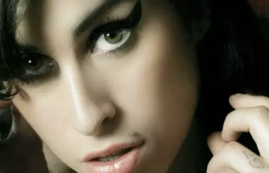 Mitch Winehouse acusa a dos amigas de Amy Winehouse de vender más de 150 objetos personales de la artista sin autorización.