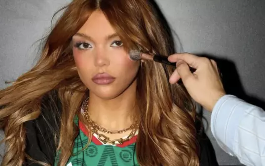 Bu Cuarón reacciona a comentarios tras abrir el concierto de Dua Lipa, explica el contexto y habla de su experiencia en un estadio por primera vez.