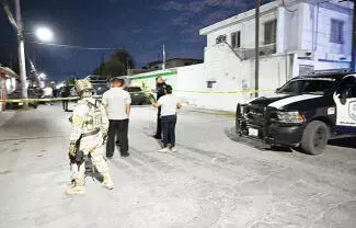 Agentes federales entran al domicilio y arrestan a tres moradores