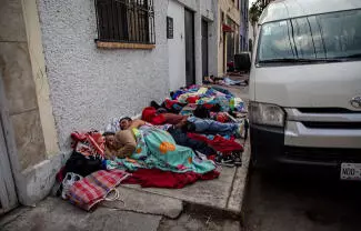 A la falta de organización, protocolos e infraestructura se suman los abusos de franeleros. Enfrentan bloqueos a sus viviendas y toneladas de basura