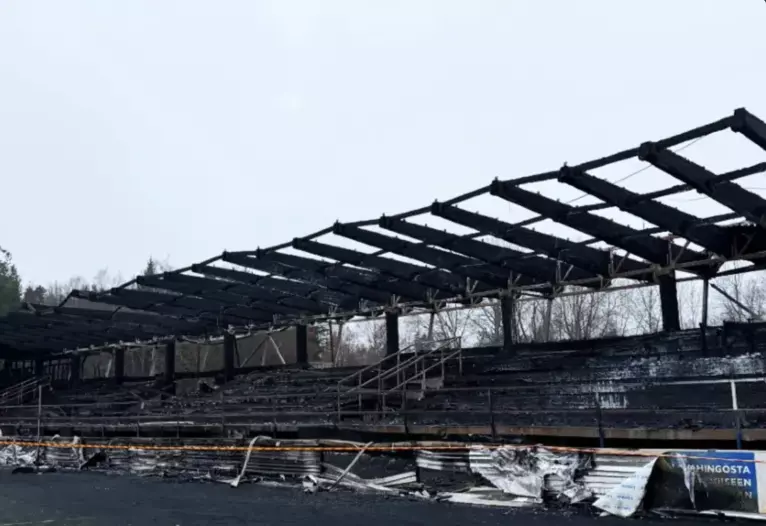 Un adolescente provocó un incendio en el estadio Tehtaan kenttä del FC Haka en Finlandia; sus tutores podrían ser responsables de los daños. 