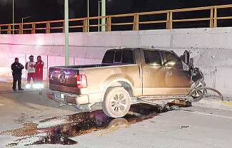 José Ángel Cruz no accionó el pedal del freno y a exceso de velocidad estrelló su Ford Lobo contra la pared de un puente elevado.