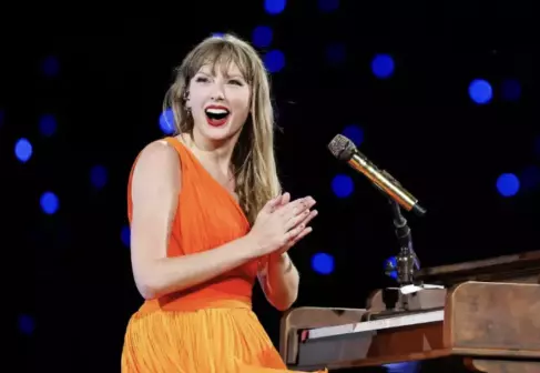 The Eras Tour de Taylor Swift recaudó más de $2 mil millones de dólares. Parte de ello, fue destinado a su equipo de trabajo a través de bonos especiales por su arduo labor.