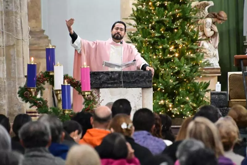 En su homilía, el sacerdote explicó que este domingo tiene un carácter especial dentro del tiempo de Adviento