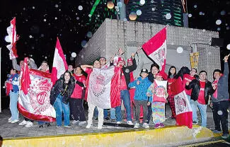 Un grupo de personas se reunió para celebrar el bicampeonato del Toluca