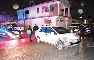 Un hombre de 65 años de edad, en completo estado de ebriedad, provocó daños materiales en dos vehículos al salir de una cantina.