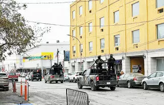 Una familia fue presuntamente amenazada por sujetos armados que viajaban a bordo de una camioneta Ford Ranger.