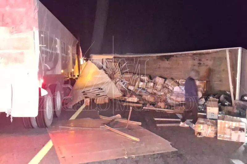 Durante la madrugada de este martes se registró un fuerte accidente de tránsito sobre la Carretera Federal Número 53, a la altura del kilómetro 100, muy cerca de los límites entre los estados de Coahuila y Nuevo León.