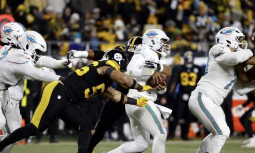 El coach Mike McDaniel decidirá esta semana si manda a la banca al quarterback Tua Tagovailoa para lo que resta de temporada regular, luego de su mala actuación del lunes