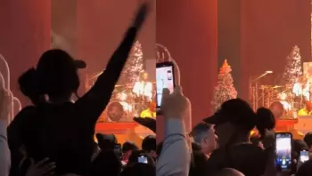 Mientras la cantante disfrutaba al máximo del show de Mariah Carey, los asistentes de atrás le recordaron que, en los conciertos de Mariah, el respeto a la visibilidad es sagrado.