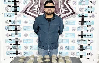 Por el delito de posesión de narcóticos simples, un sujeto fue detenido en calles de la colonia El Pedregal por elementos de Seguridad Pública.